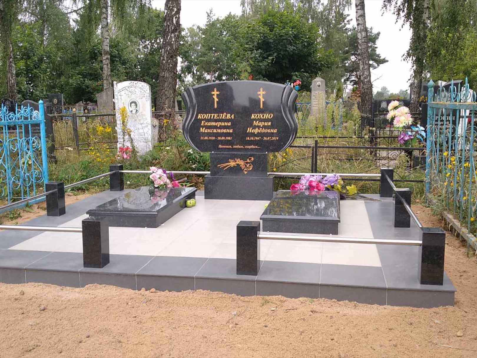 Гравировка надписи на памятнике. Эпитафия